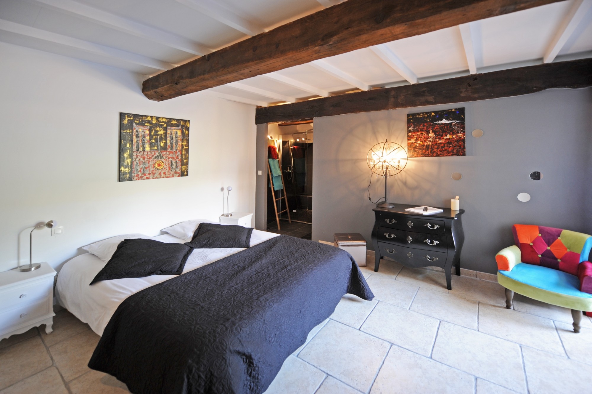 Gordes, au coeur d'un hameau, charmante maison en pierres   