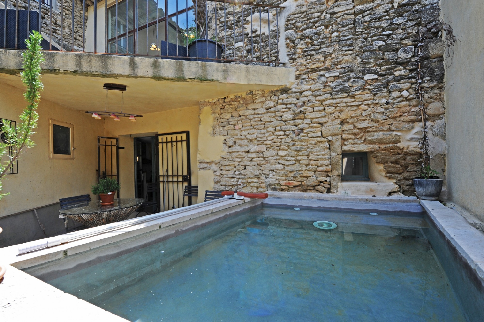 Gordes, au coeur d'un hameau, charmante maison en pierres   