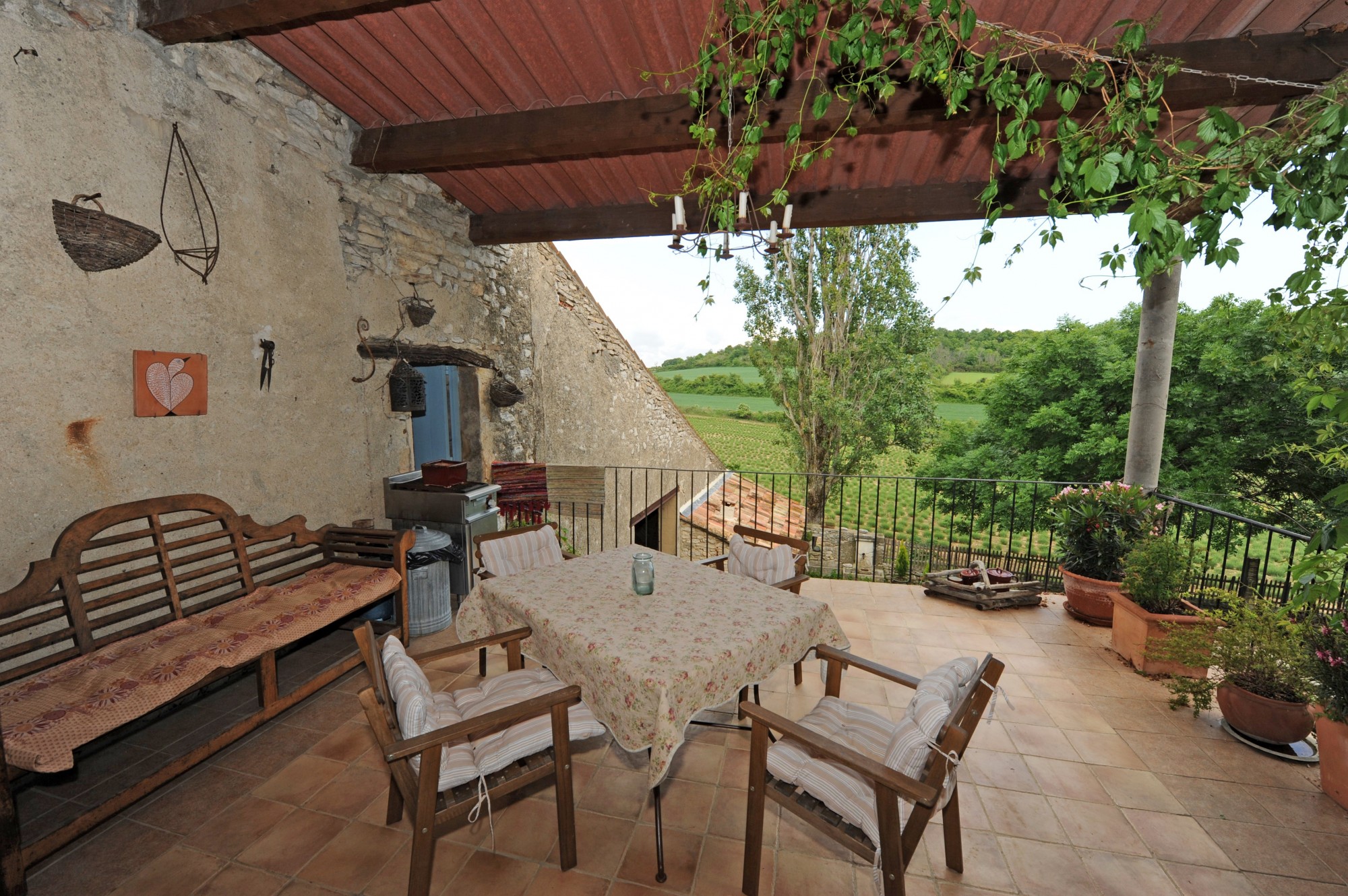 très belle ferme avec piscine au milieu des lavandes de Provence   