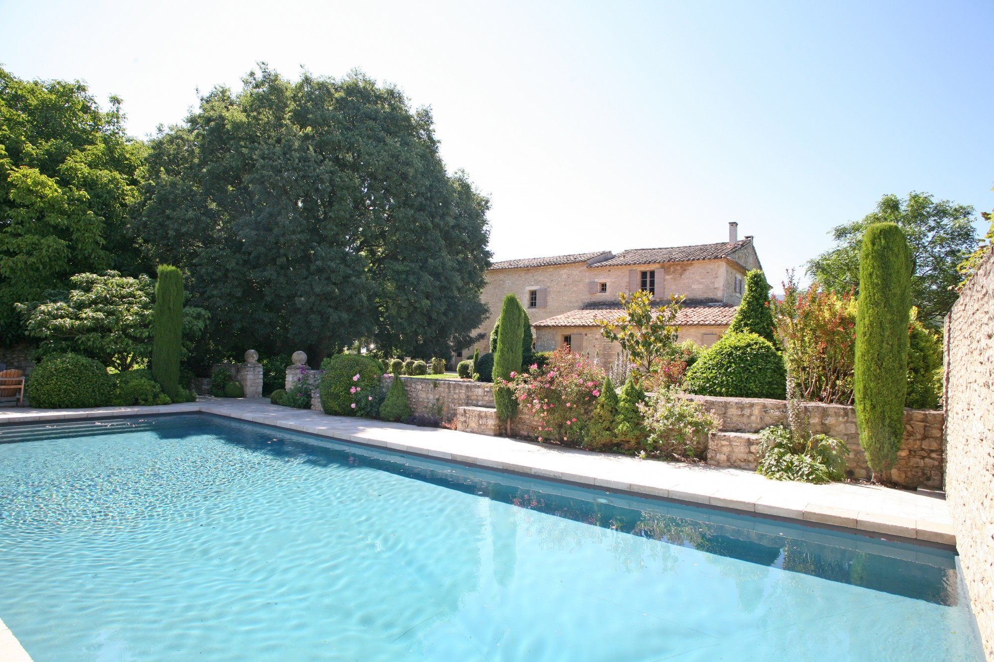 Superbe mas contemplant le village   