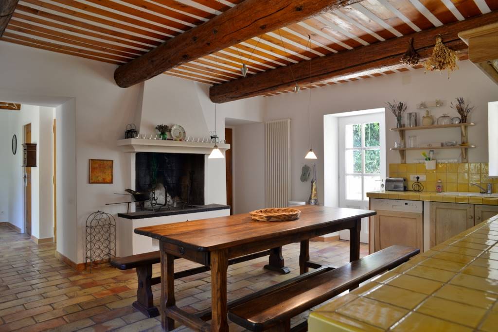 Beau mas dominant la plaine avec des vues sur le Luberon et les Alpilles   