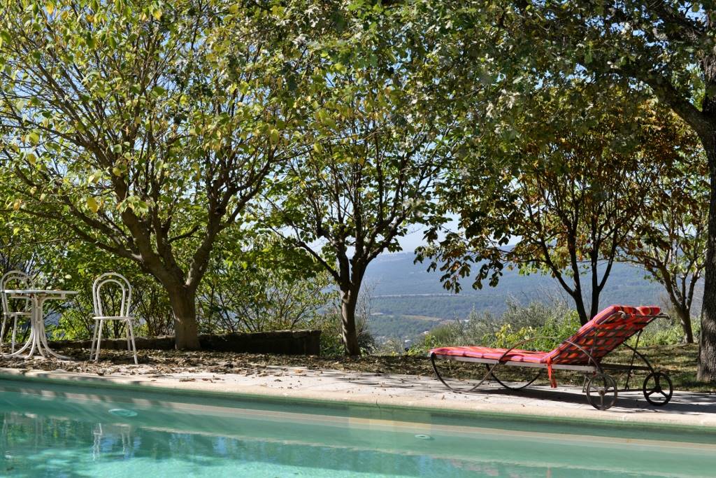 Beau mas dominant la plaine avec des vues sur le Luberon et les Alpilles   