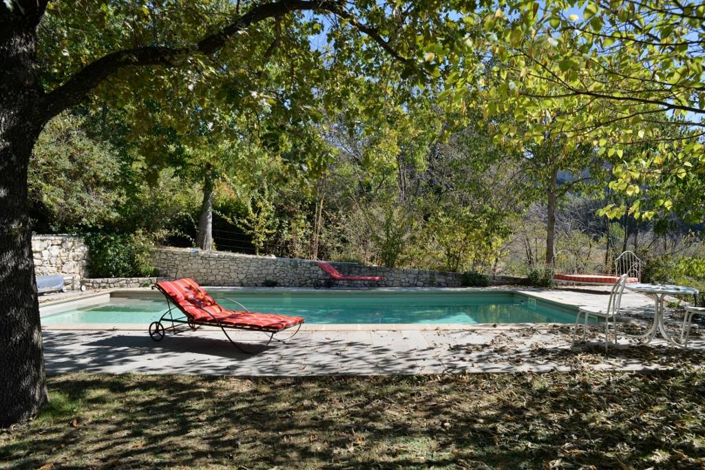 Beau mas dominant la plaine avec des vues sur le Luberon et les Alpilles   