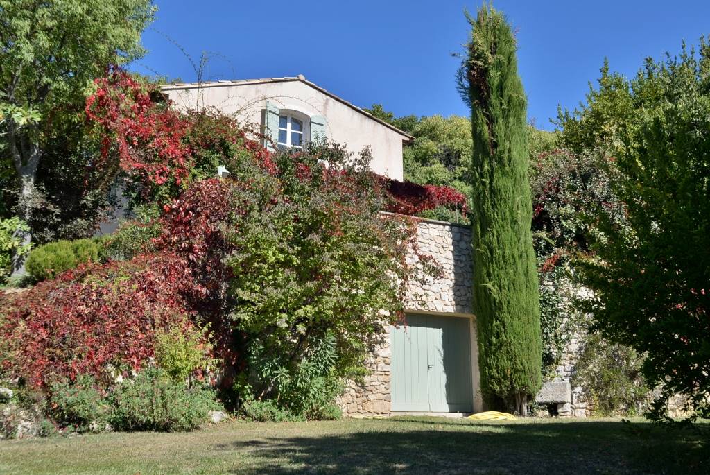 Beau mas dominant la plaine avec des vues sur le Luberon et les Alpilles   