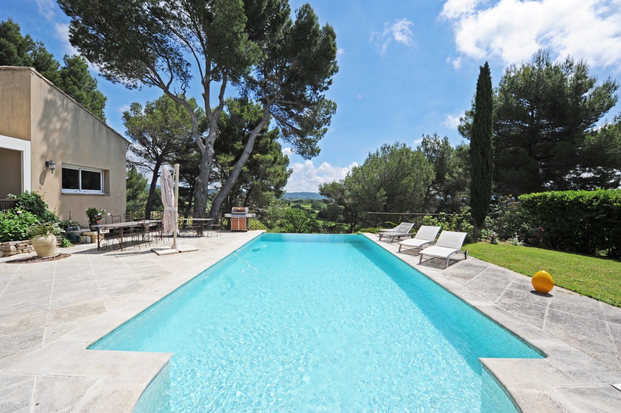 Propriété contemporaine avec 2 piscines proche de Gordes   