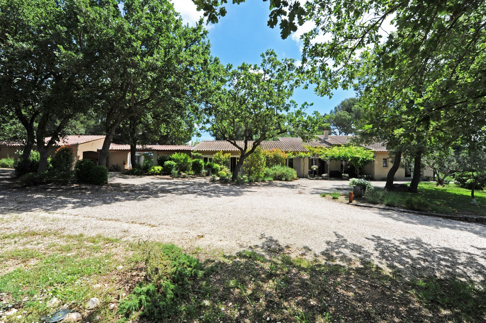 Propriété contemporaine avec 2 piscines proche de Gordes   