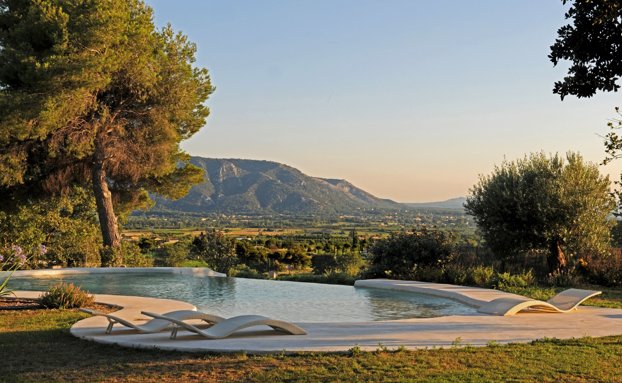 Propriété contemporaine avec 2 piscines proche de Gordes   