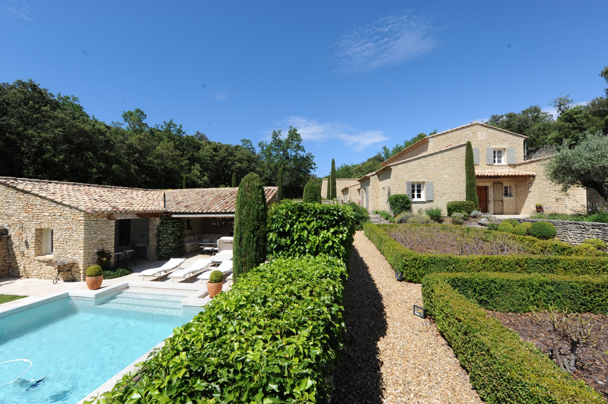 Gordes, propriété d'agrément comprenant deux maisons et deux piscines.    