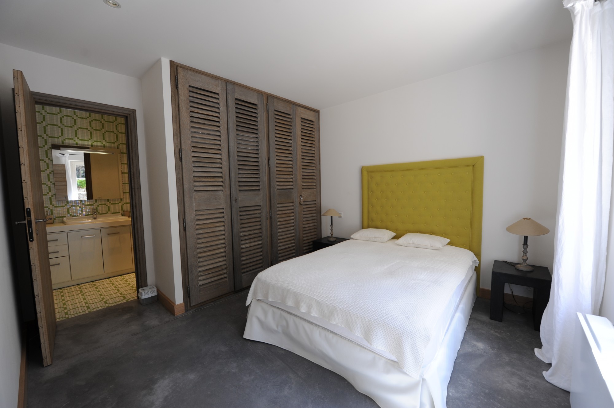 Gordes, propriété d'agrément comprenant deux maisons et deux piscines.    