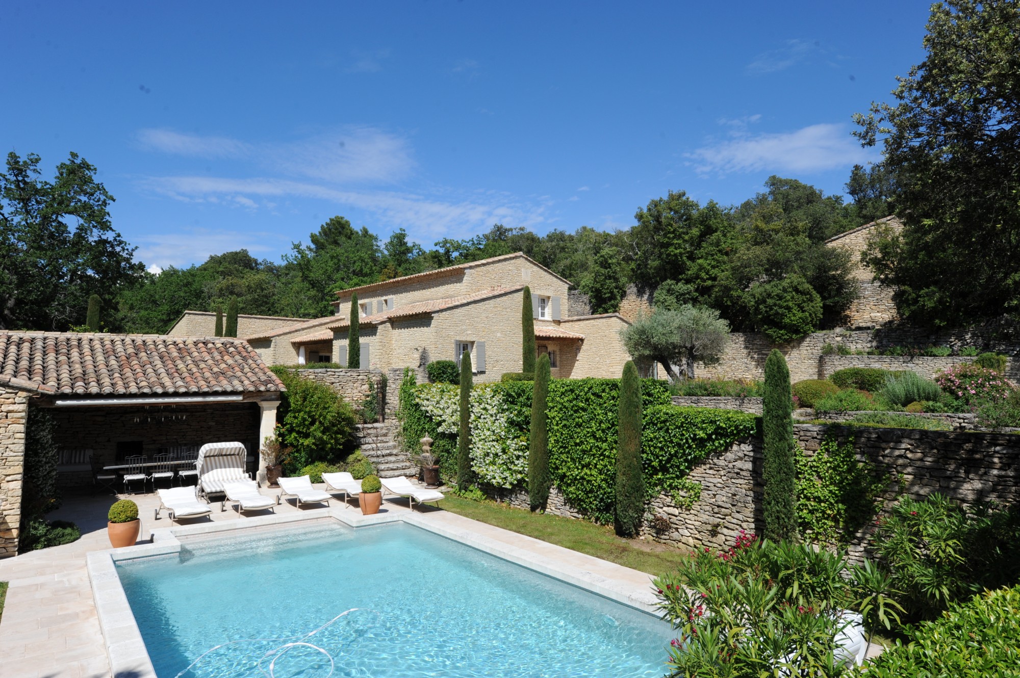 Gordes, propriété d'agrément avec piscine   