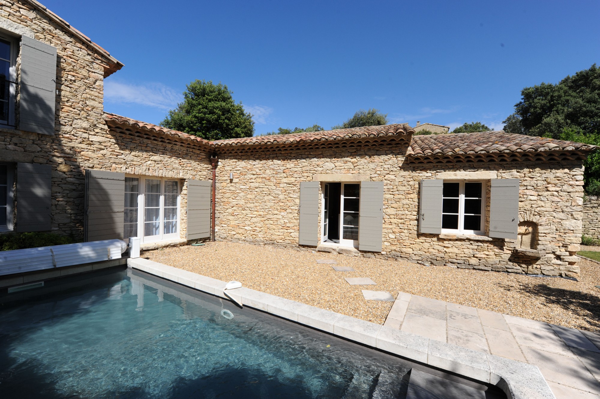 Gordes, propriété d'agrément comprenant deux maisons et deux piscines.    