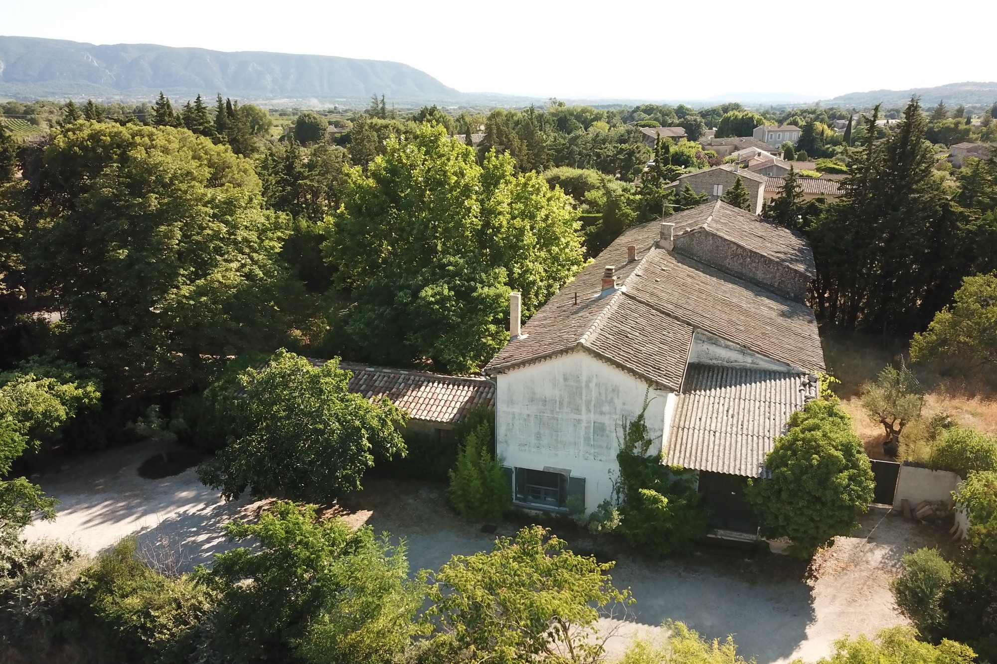 A GORDES, mas du 19ème restauré proposant de belles surfaces   