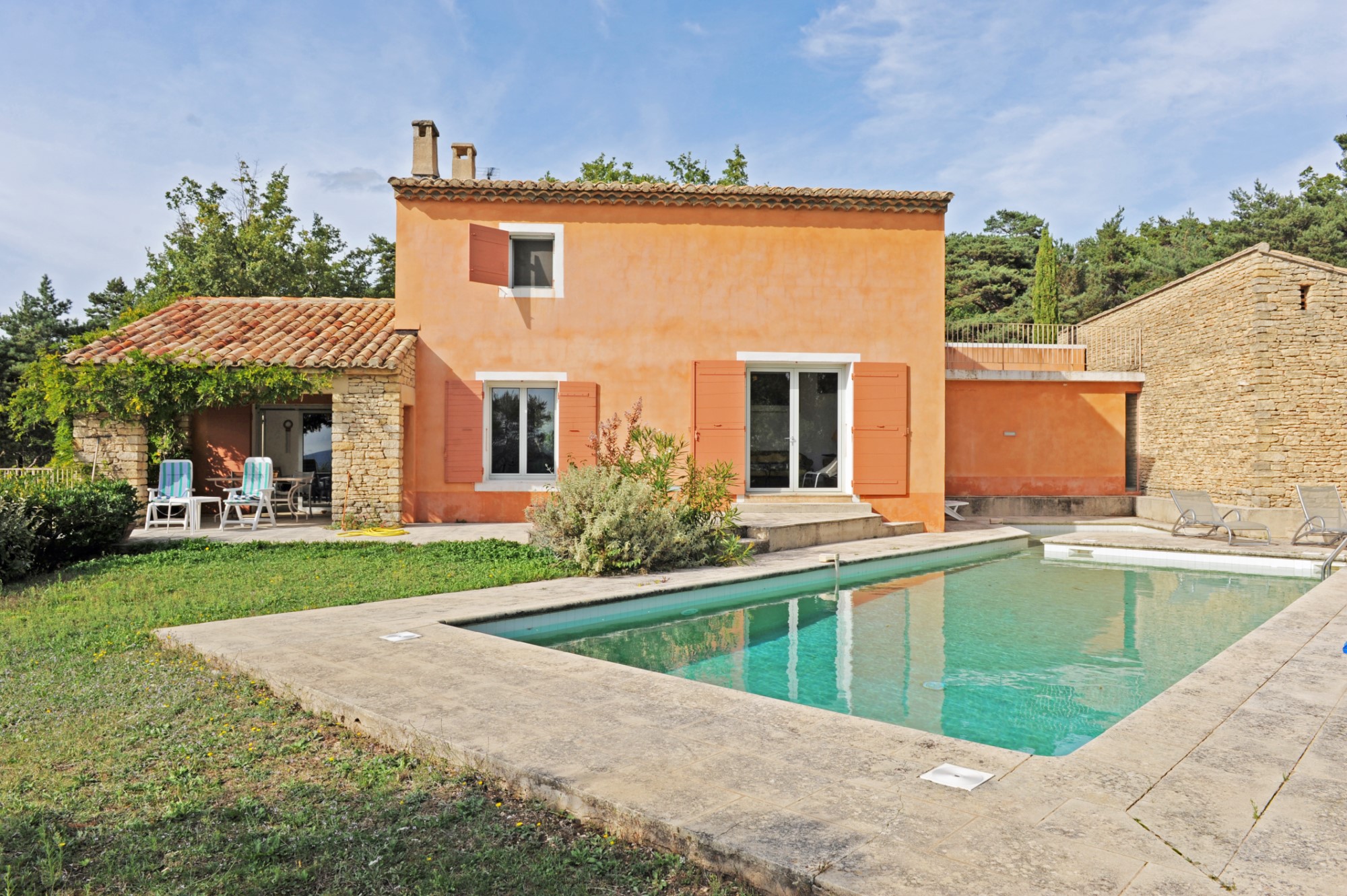 Maison contemporaine avec piscine en position dominante   