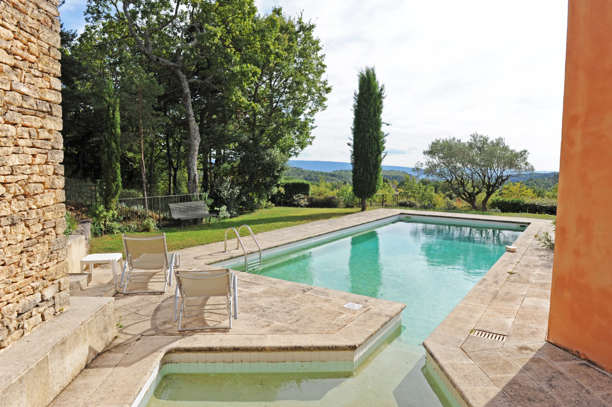 Maison contemporaine avec piscine en position dominante   