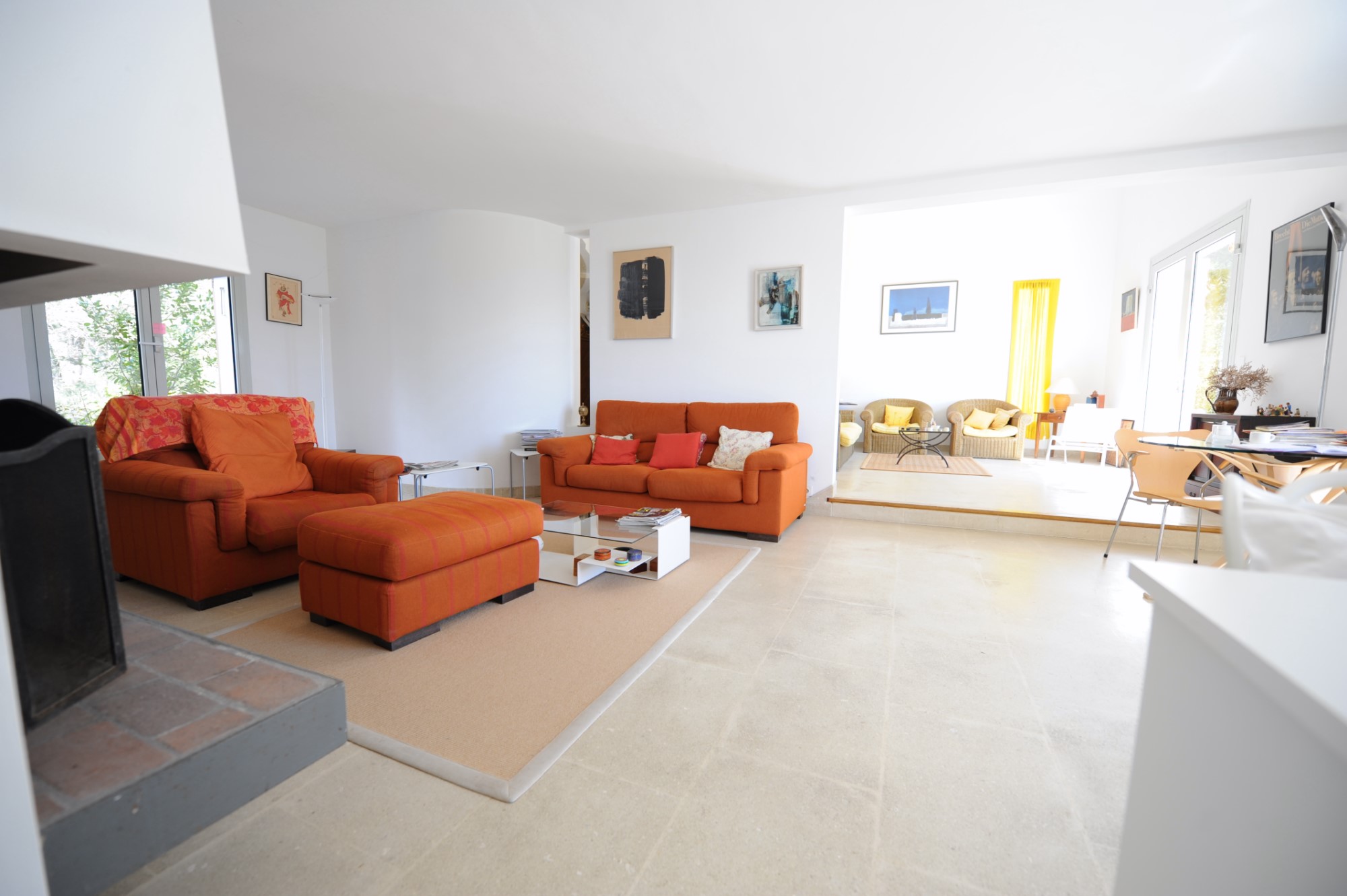Maison contemporaine avec piscine en position dominante   