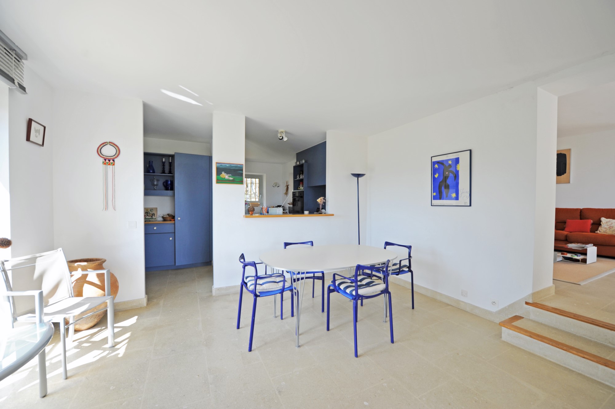 Maison contemporaine avec piscine en position dominante   