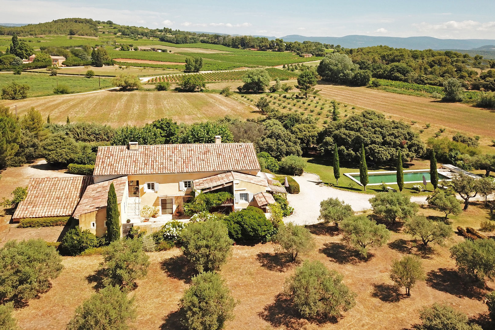 Au cœur du Luberon, Bastide avec cour fermée sur plus de 7 hectares   