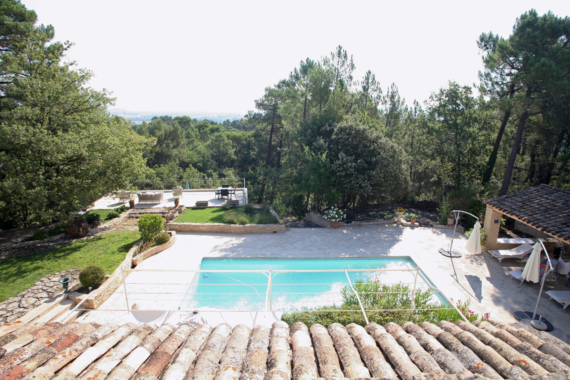 Gordes, généreuse maison traditionnelle avec belle vue et piscine   
