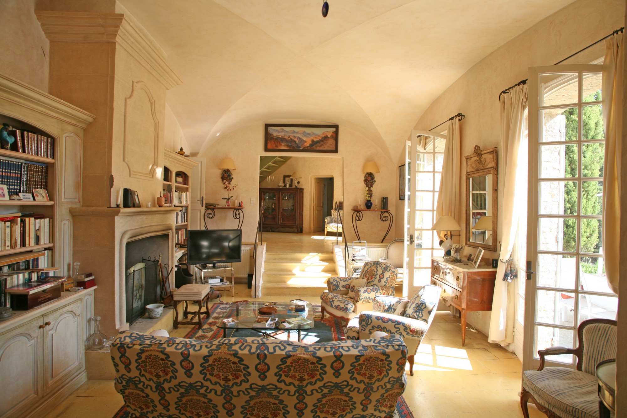 Gordes, généreuse maison traditionnelle avec belle vue et piscine   