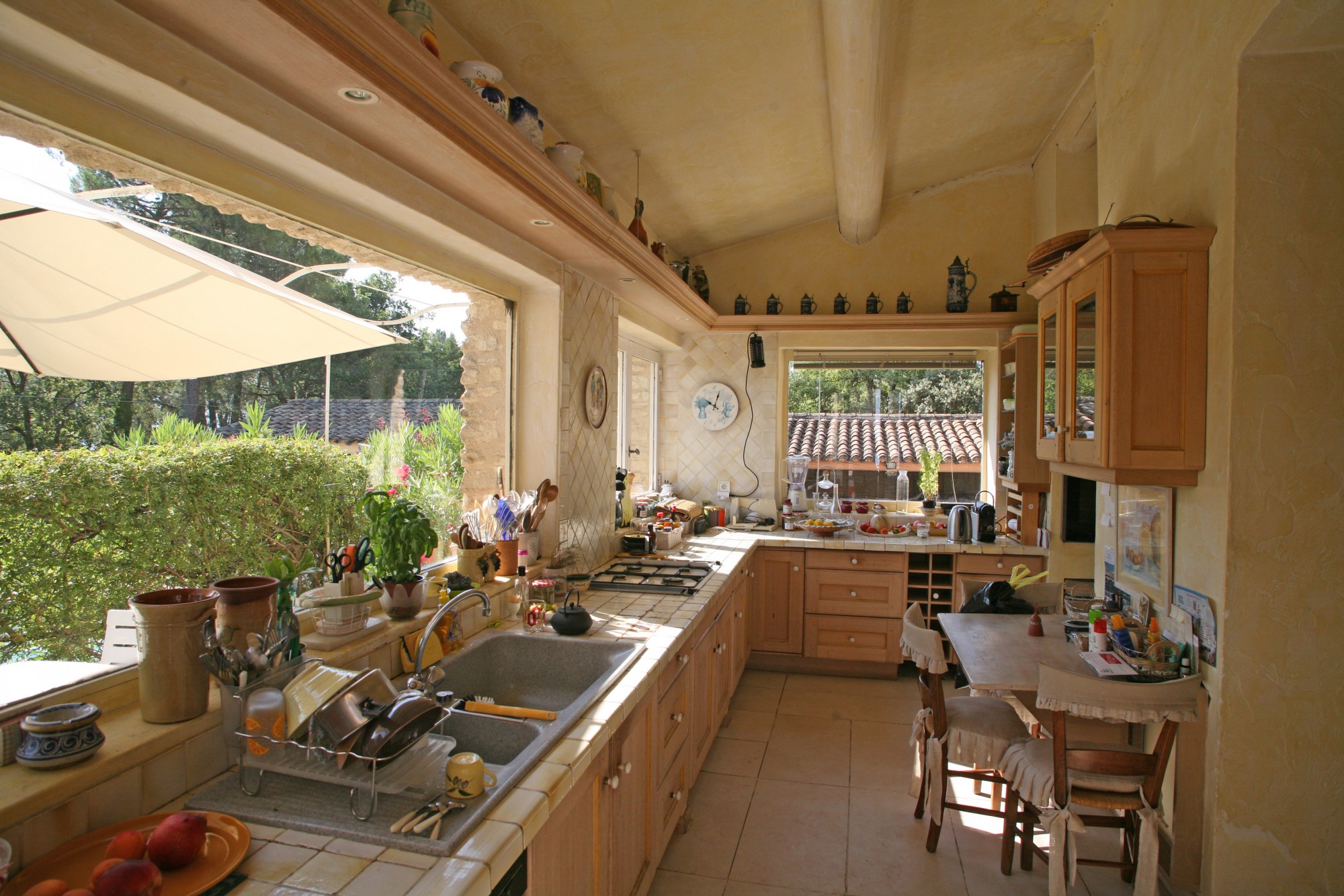 Gordes, généreuse maison traditionnelle avec belle vue et piscine   