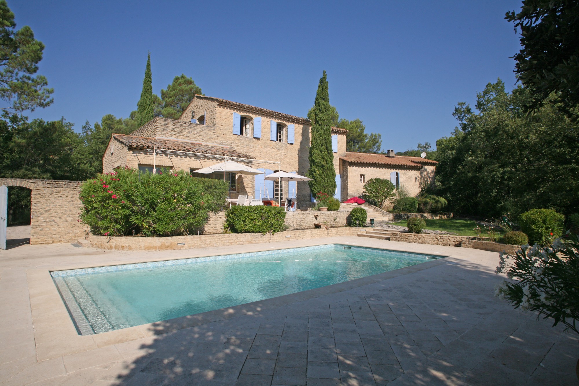 Gordes, généreuse maison traditionnelle avec belle vue et piscine   