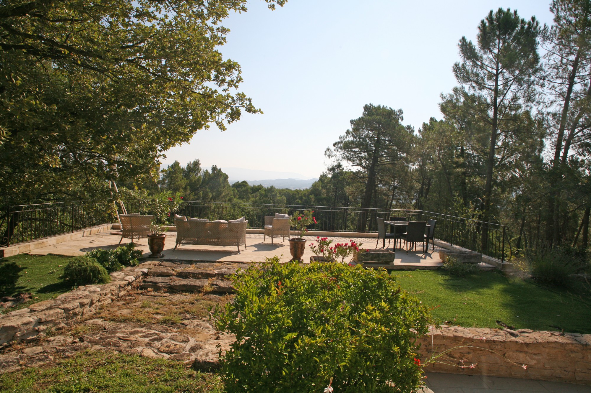 Gordes, généreuse maison traditionnelle avec belle vue et piscine   