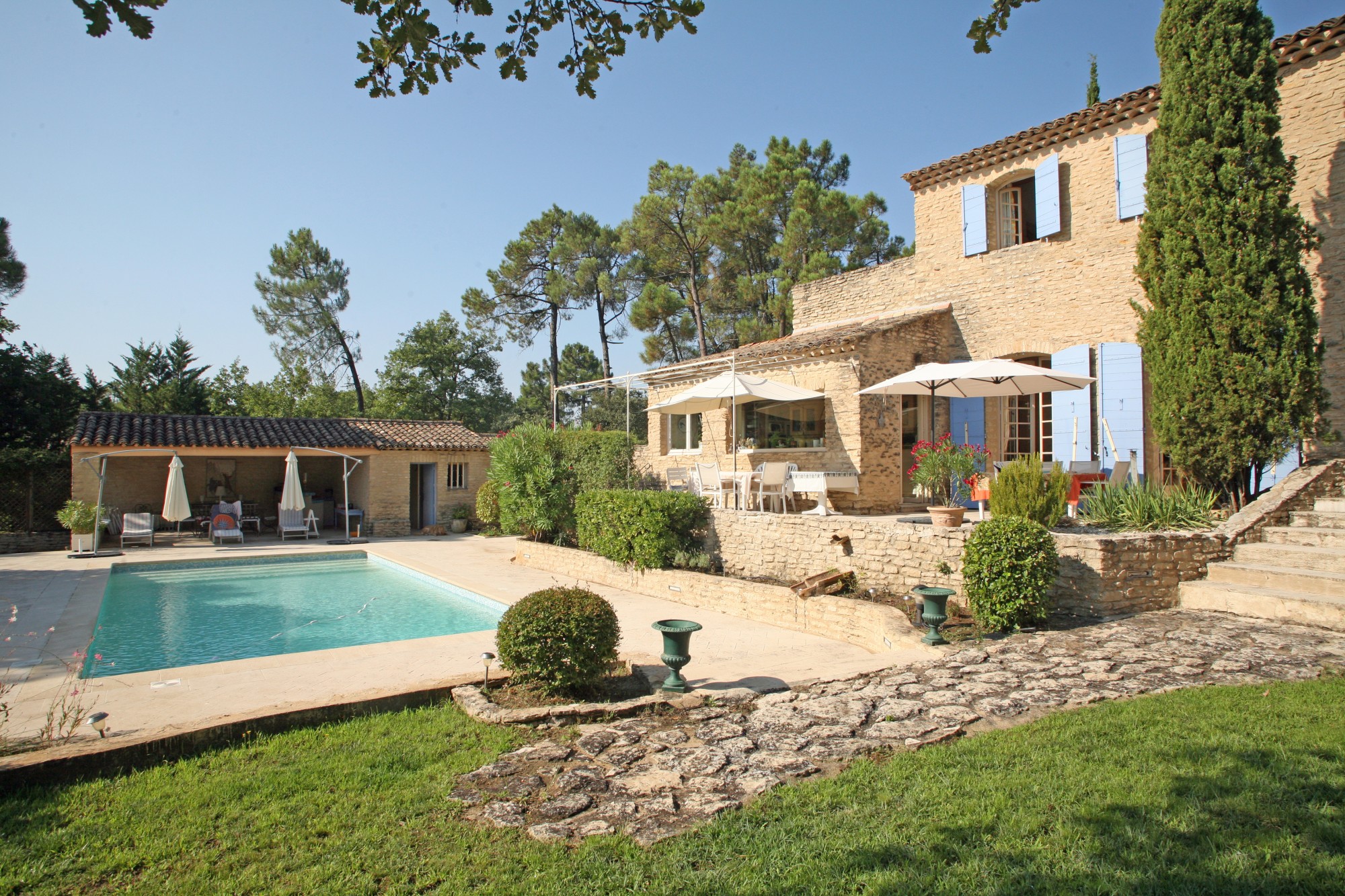 Gordes, généreuse maison traditionnelle avec belle vue et piscine   