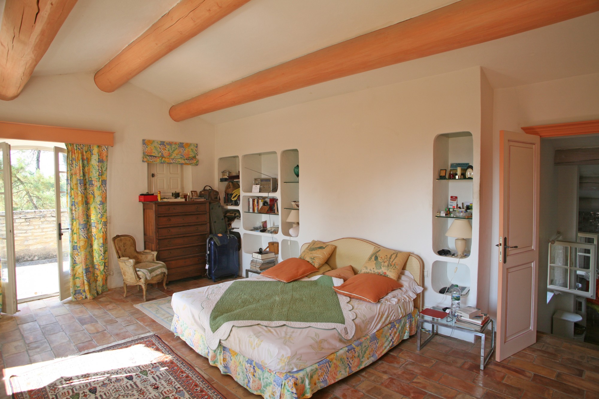 Gordes, généreuse maison traditionnelle avec belle vue et piscine   