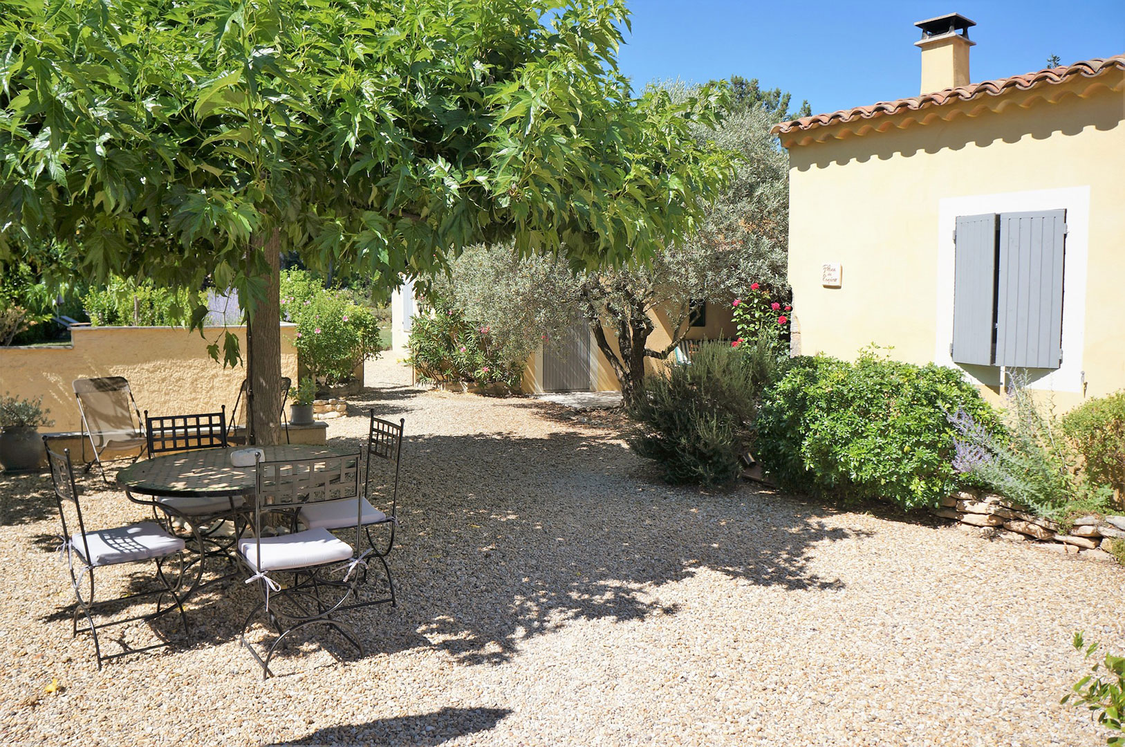 Luberon, ensemble ancien dans hameau   