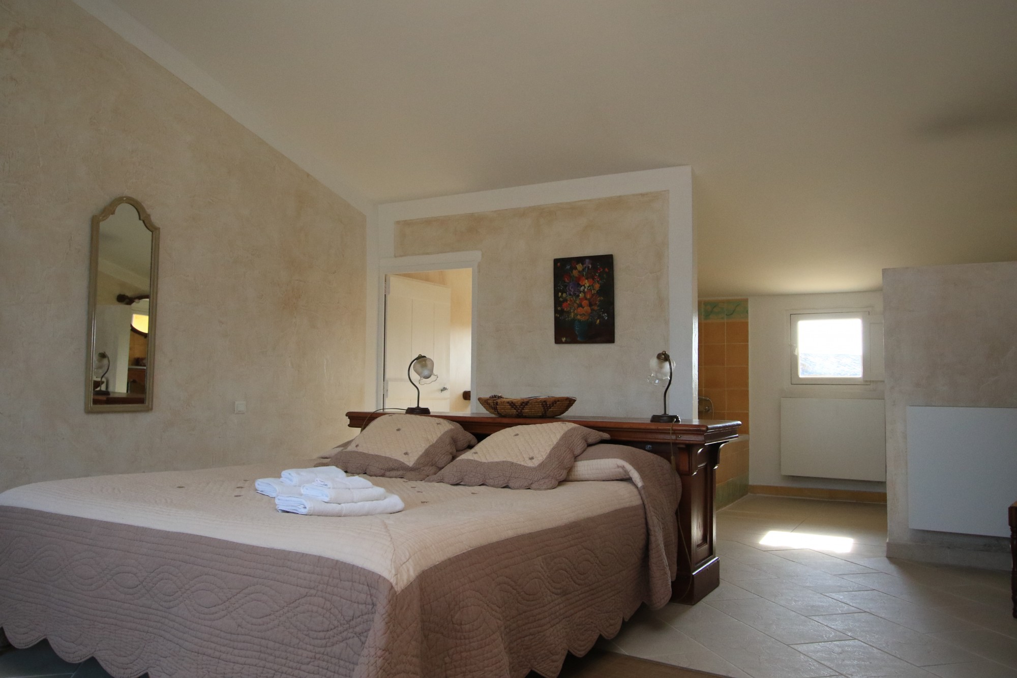 Luberon, ensemble ancien dans hameau   