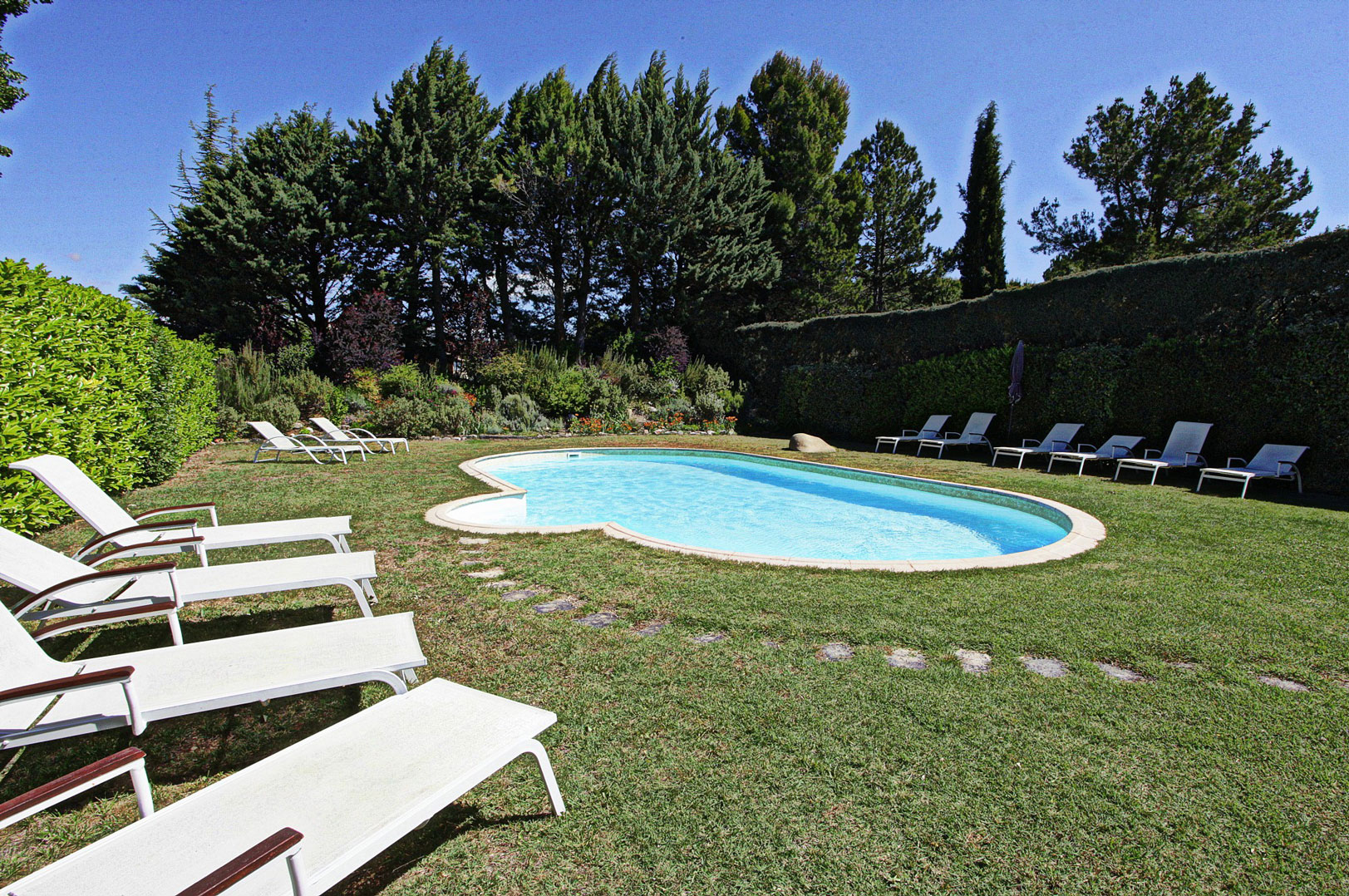 Luberon, ensemble ancien dans hameau   