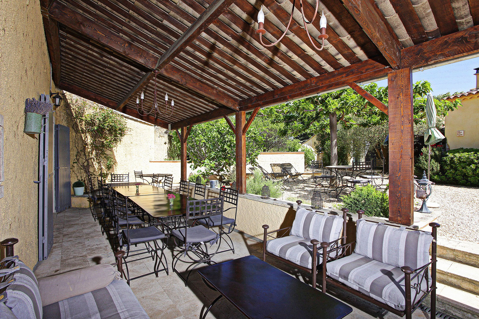 Luberon, ensemble ancien dans hameau   