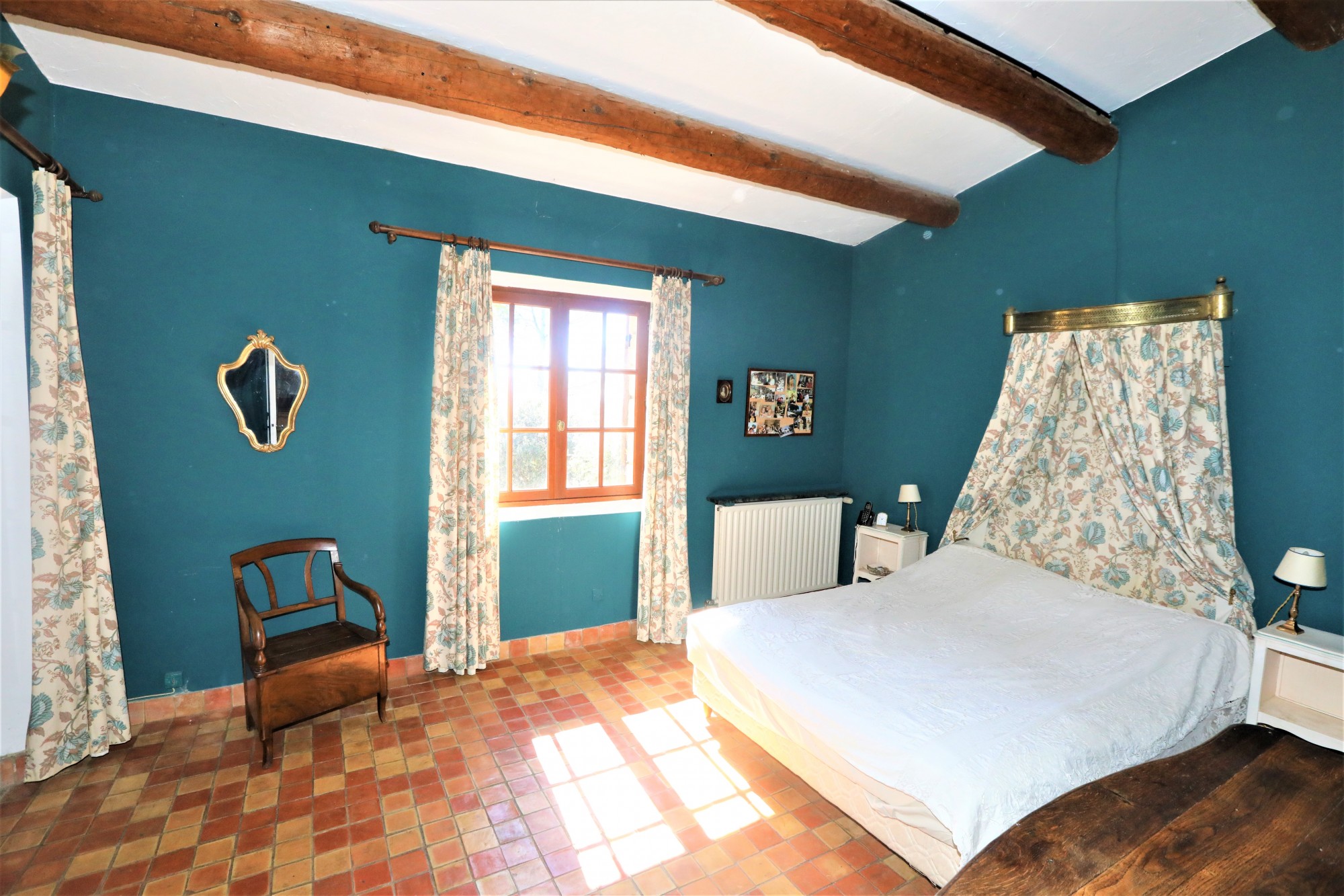 Maison en pierres face au Luberon   