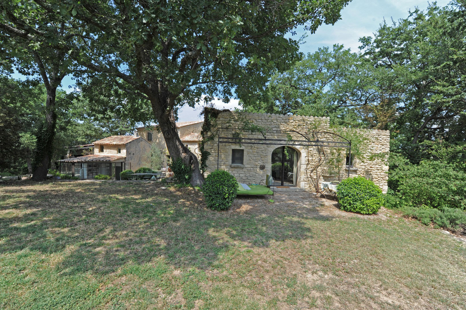Hameau XVIIIème rénové au coeur du Luberon   