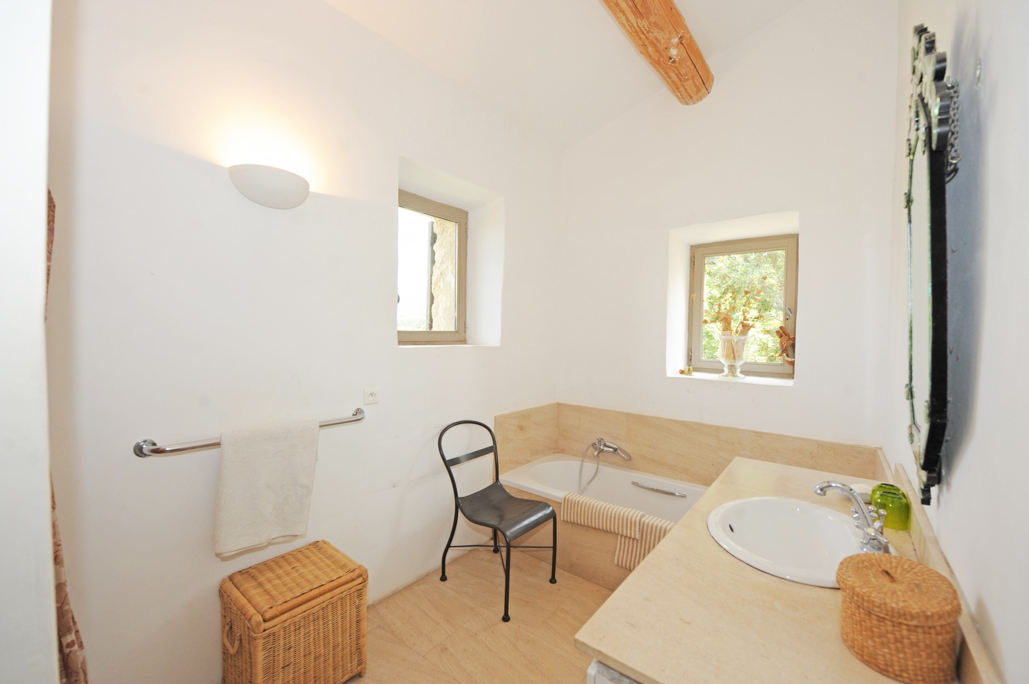 Hameau XVIIIème rénové au coeur du Luberon   