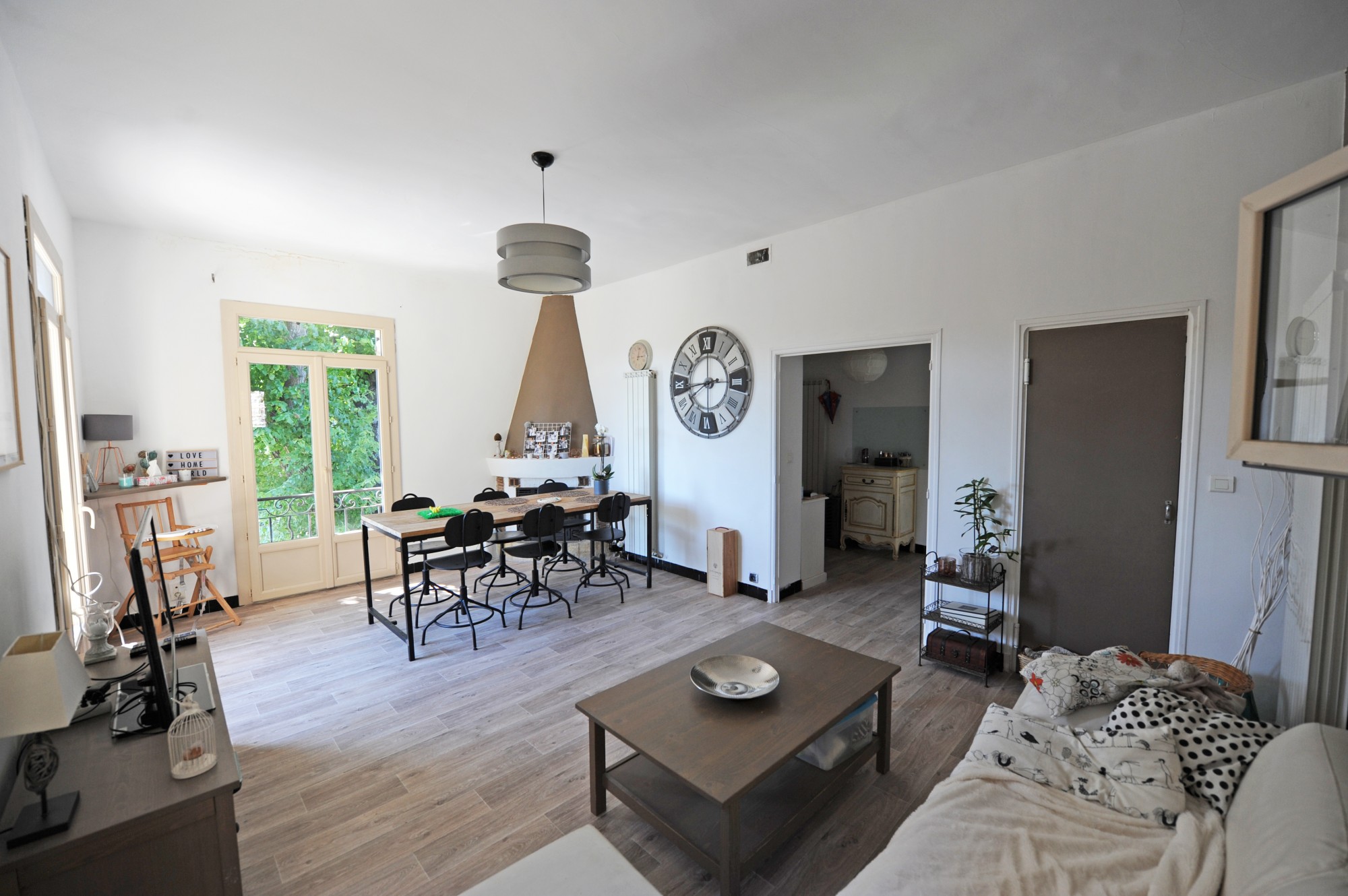 Luberon : commerce et habitation au centre d'un village   