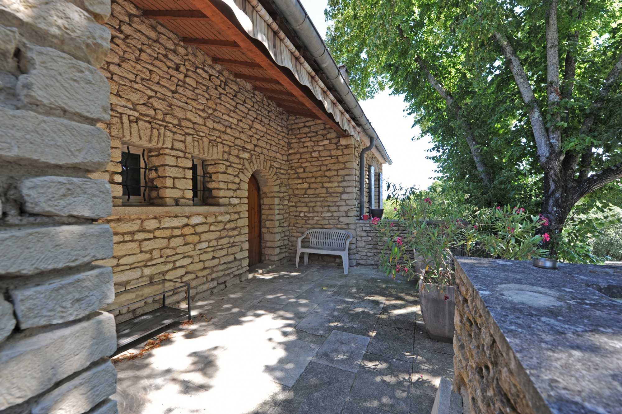 Luberon : commerce et habitation au centre d'un village   