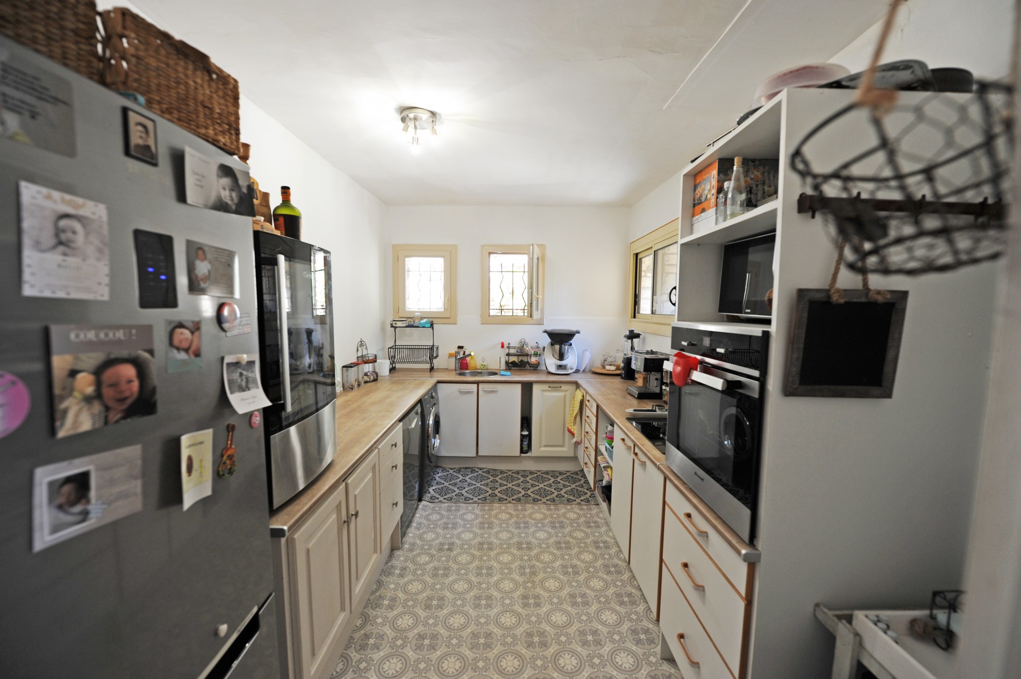 Luberon : commerce et habitation au centre d'un village   