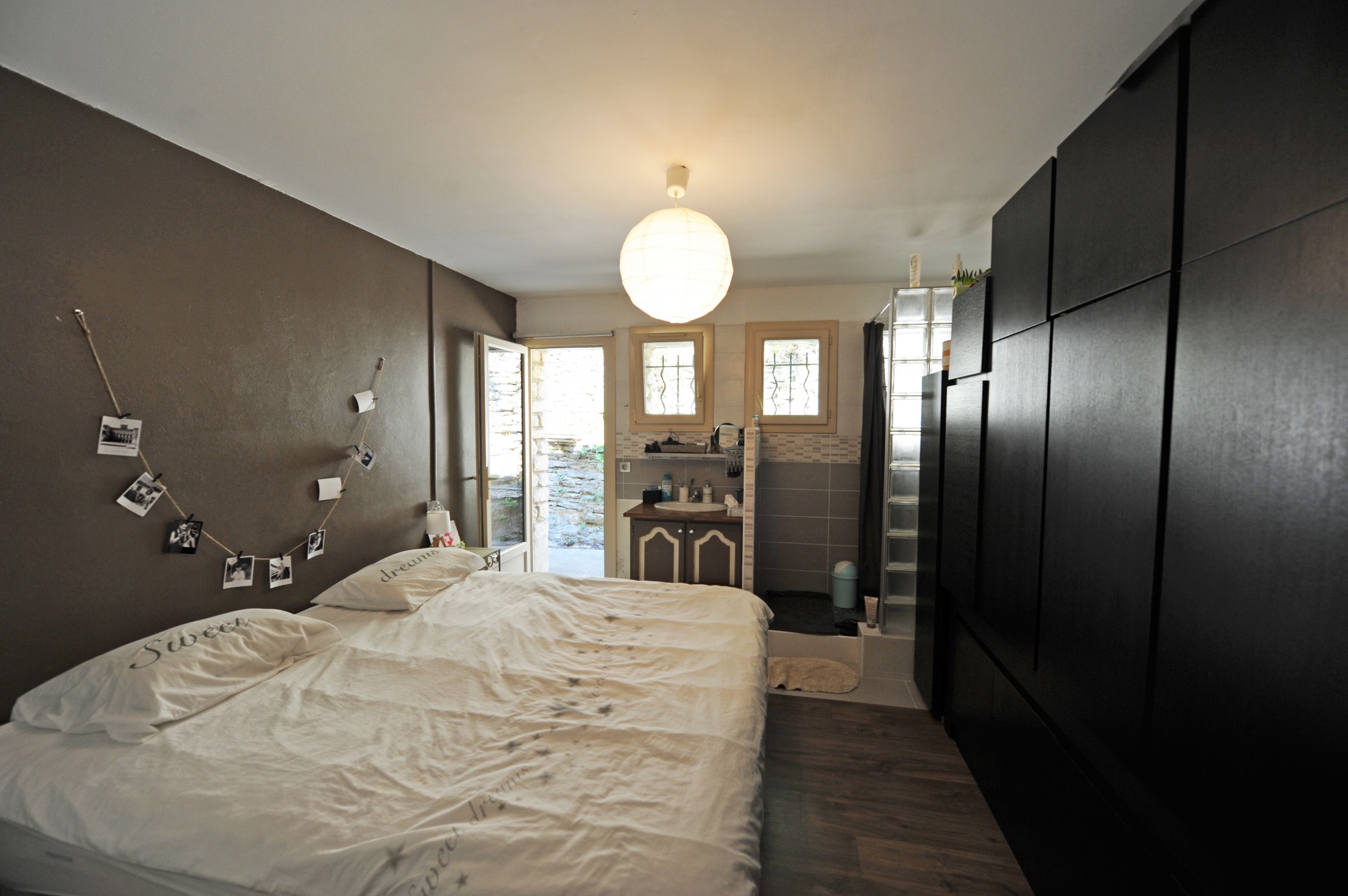 Luberon : commerce et habitation au centre d'un village   