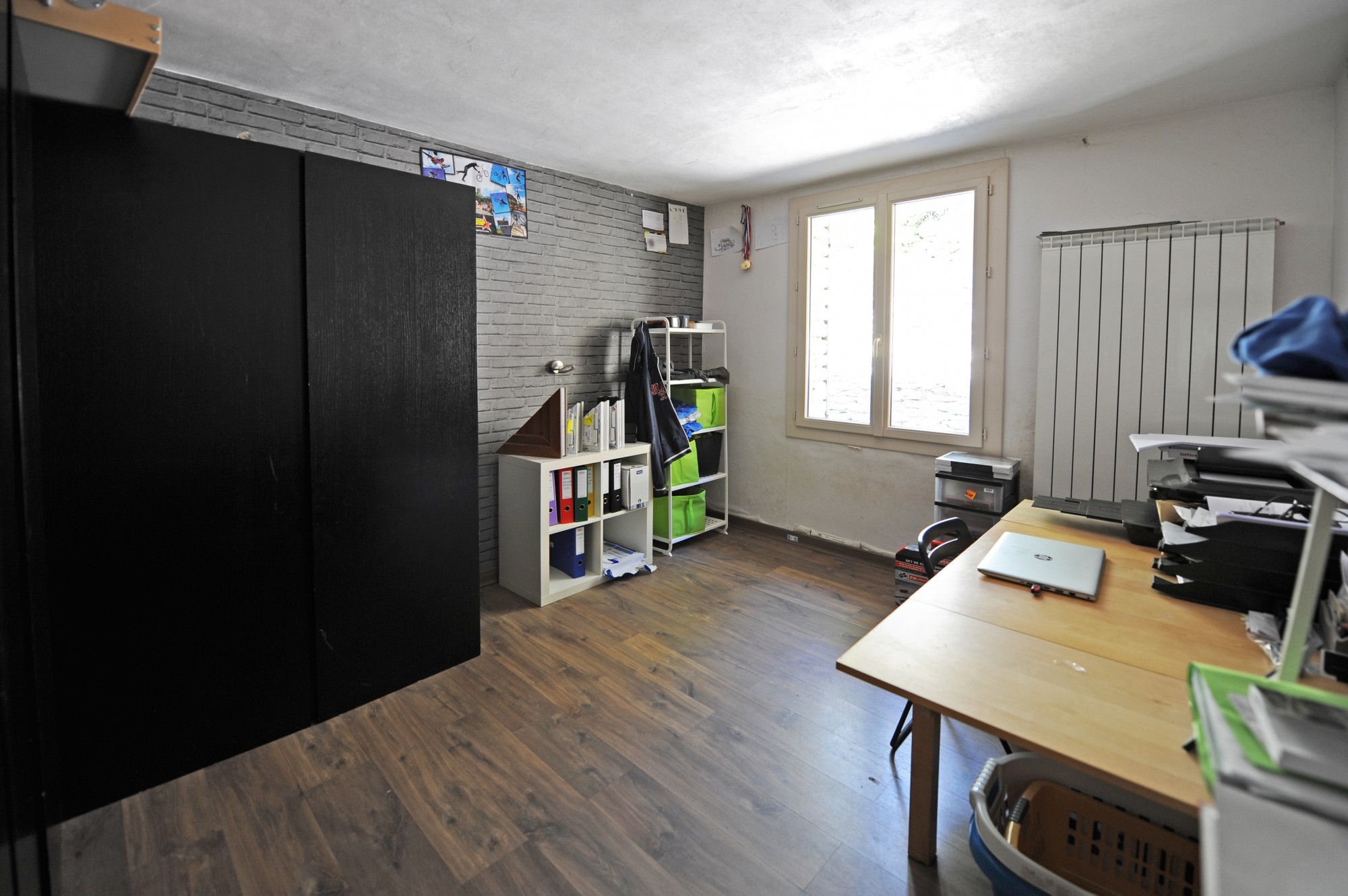 Luberon : commerce et habitation au centre d'un village   