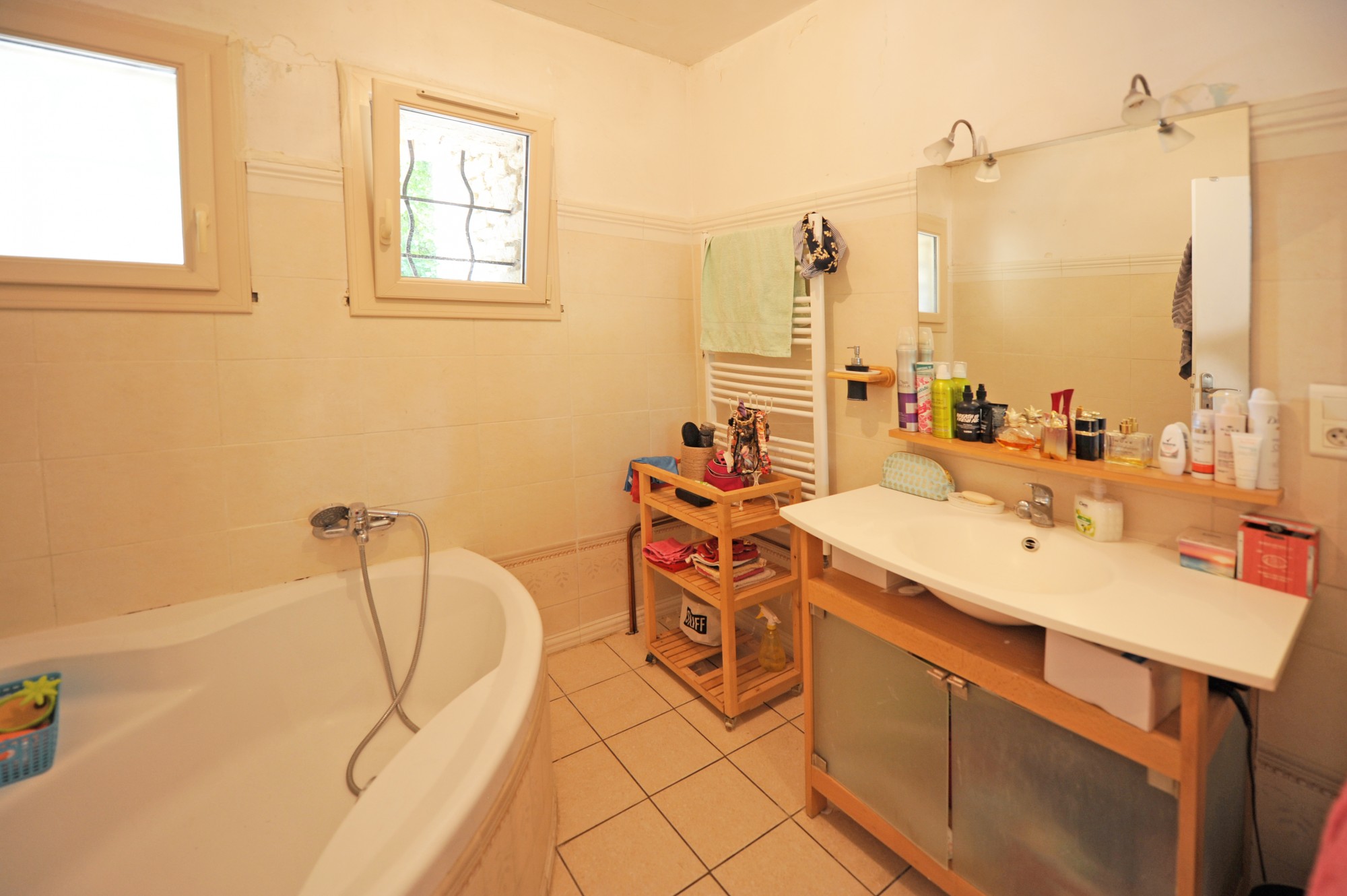 Luberon : commerce et habitation au centre d'un village   