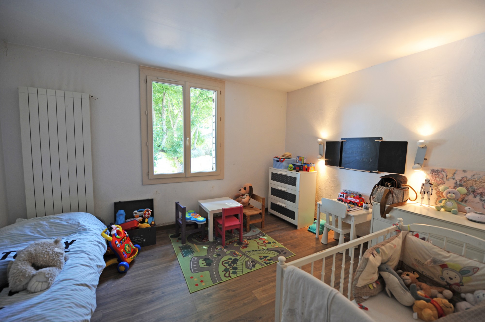 Luberon : commerce et habitation au centre d'un village   