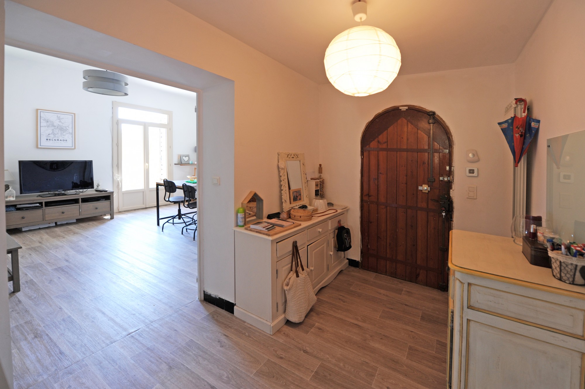 Luberon : commerce et habitation au centre d'un village   