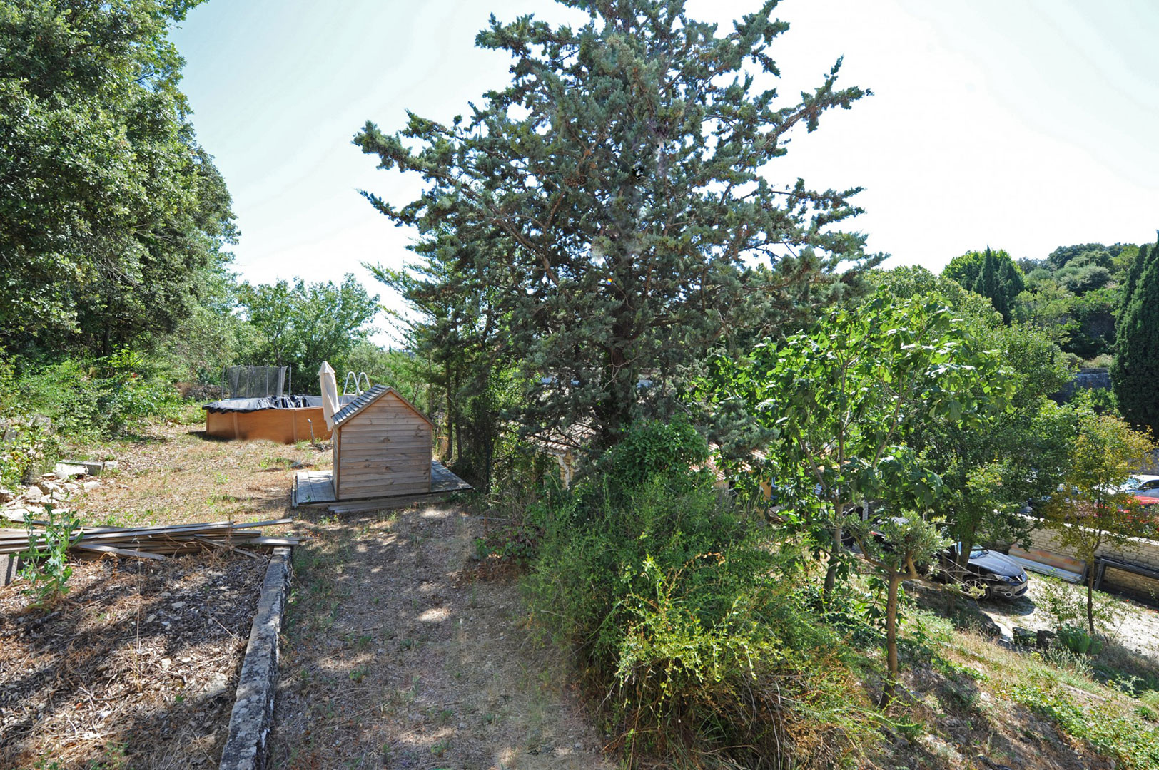 Luberon : commerce et habitation au centre d'un village   