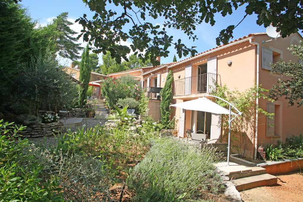 Luberon, maison traditionnelle avec piscine à Roussillon   
