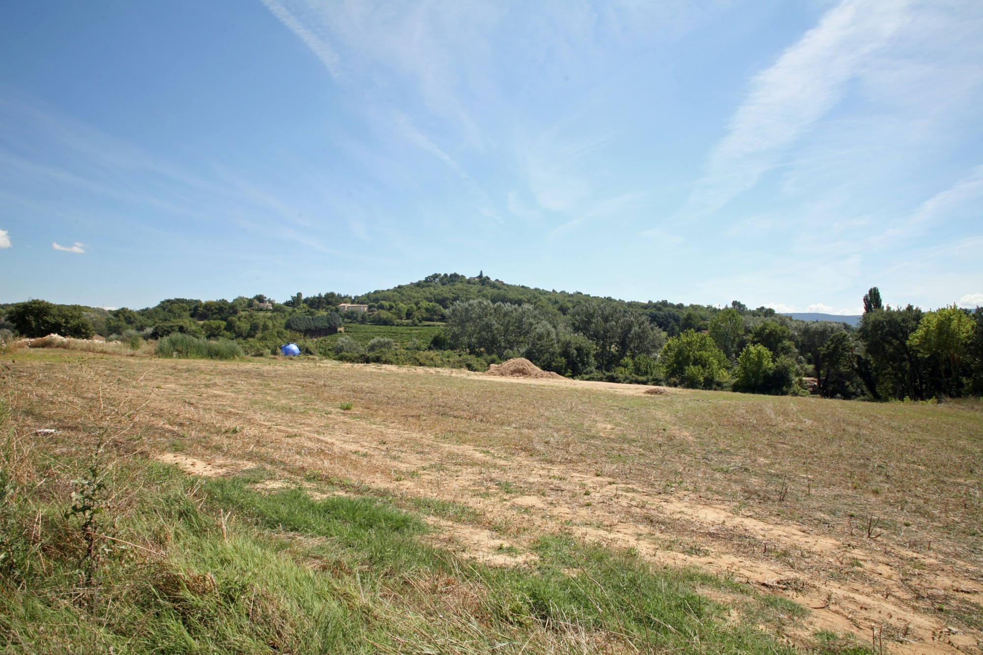 proche Gordes, ferme à rénover sur deux hectares   