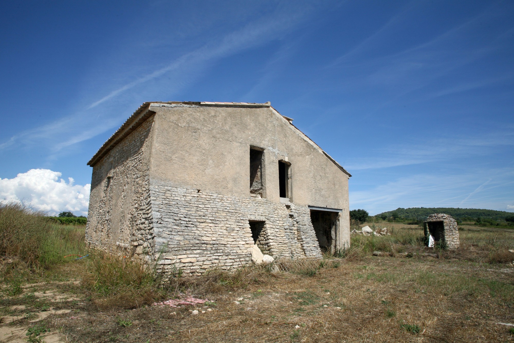 proche Gordes, ferme à rénover sur deux hectares   