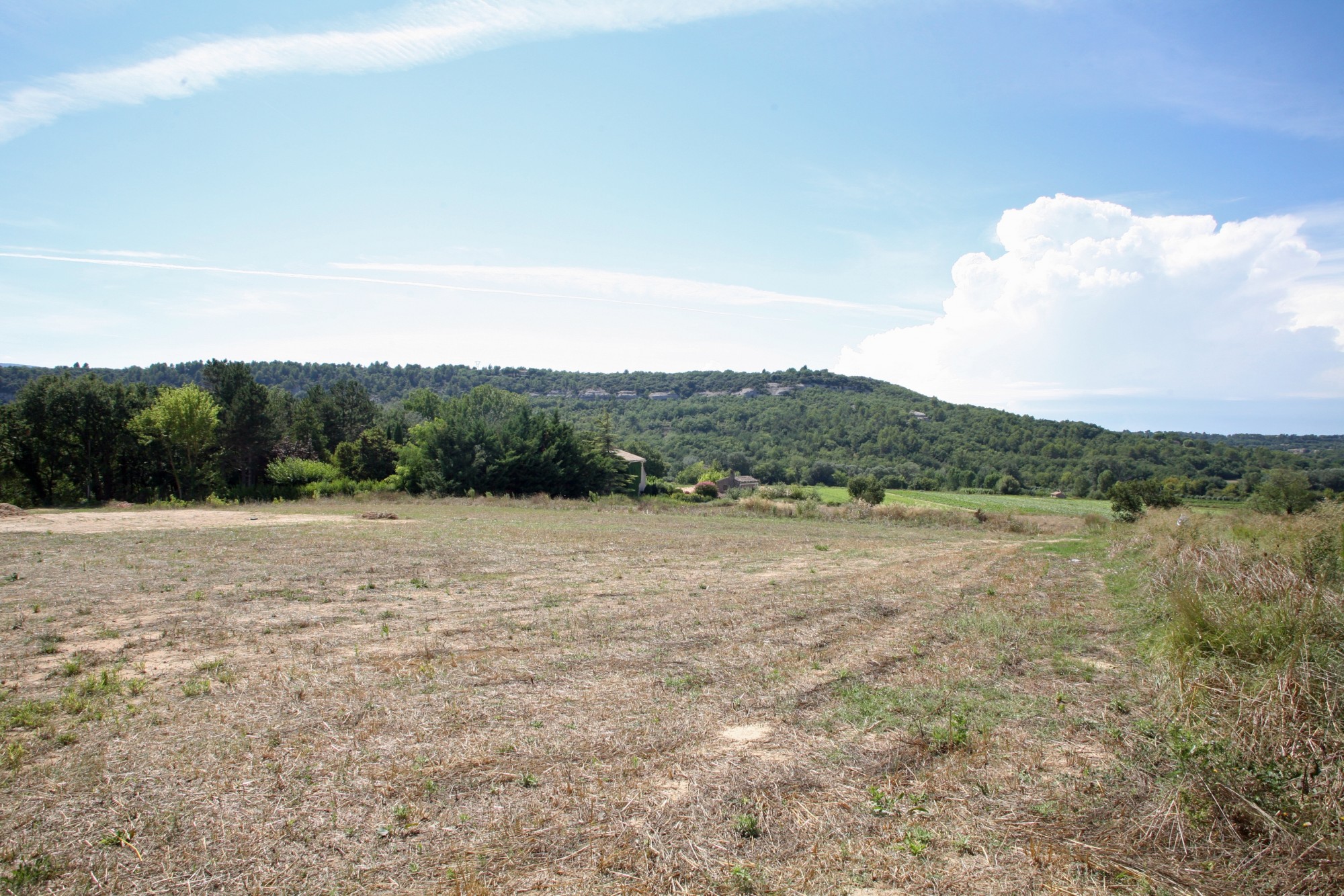 proche Gordes, ferme à rénover sur deux hectares   