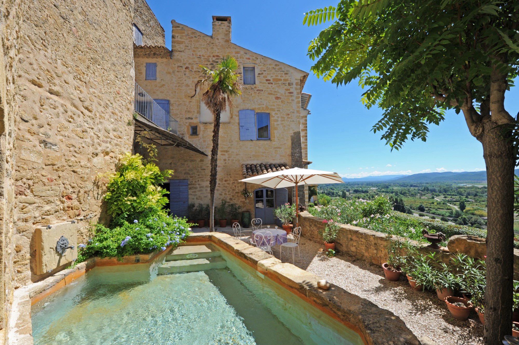Proche de Lourmarin, exceptionnelle et vaste demeure seigneuriale du 18ème siècle avec dépendances et bassin, au charme remarquable.
