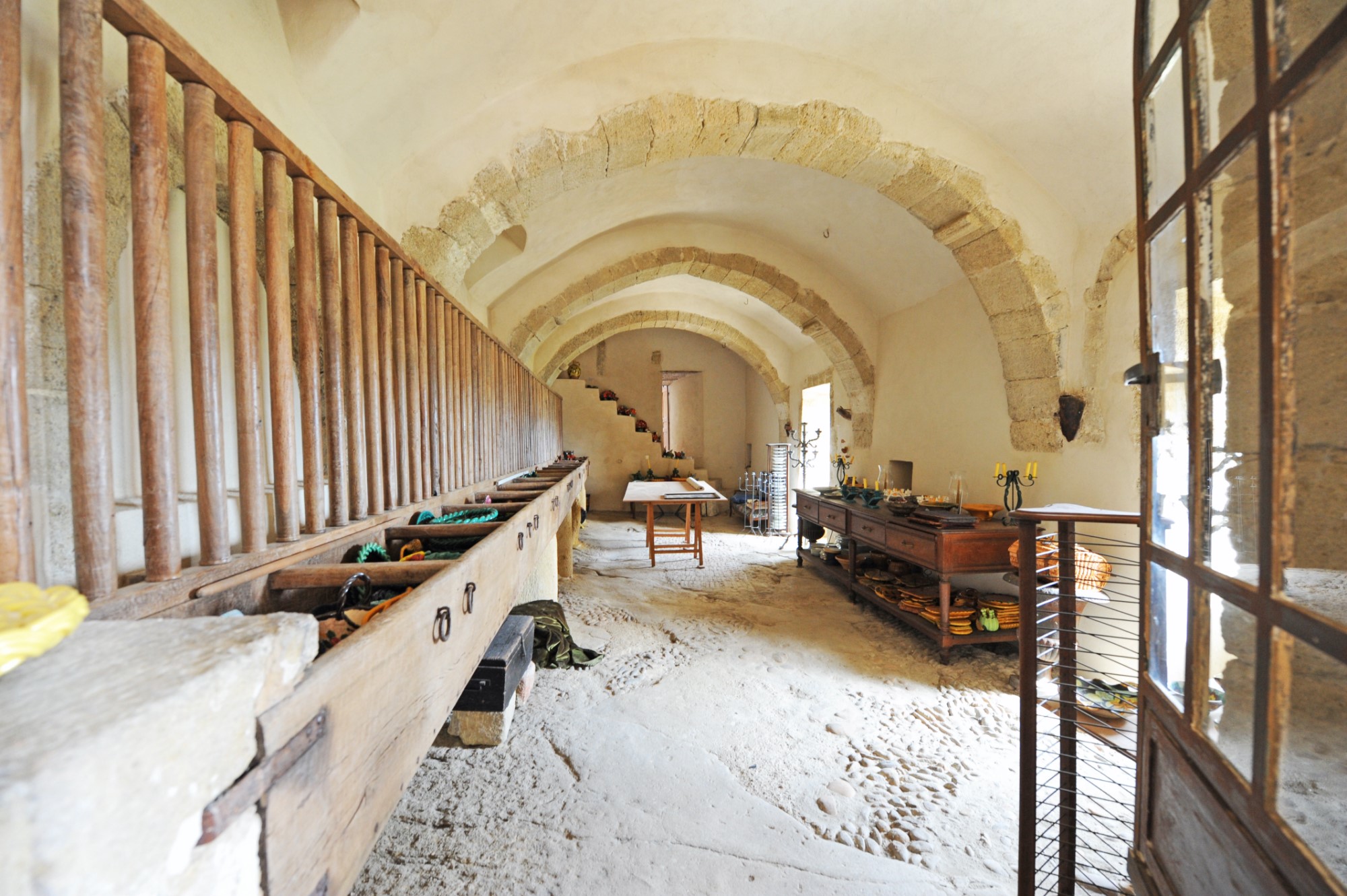 Proche de Lourmarin, exceptionnelle et vaste demeure seigneuriale du 18ème siècle avec dépendances et bassin, au charme remarquable.